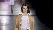 &bdquo;Alberta Ferretti&ldquo; 2019 m. pavasario ir vasaros kolekcijos modelis