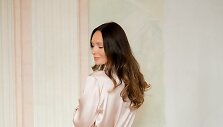 Agnės Deveikytės &scaron;ilkinių chalatų kolekcijos modelis