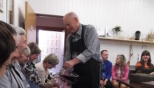 Krimuldos dvarinininkas Janis Mikansas vai&scaron;ina svečius