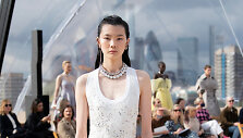 &bdquo;Alexander McQueen&ldquo; 2022 m. pavasario ir vasaros kolekcijos modelis