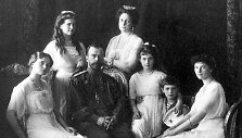 Romanovų dinastijos Rusijos caro Nikolajaus II &scaron;eima: žmona Aleksandra, keturios dukterys: Olga, Tatjana, Marija ir Anastazija, ir sūnus Aleksejus