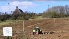 Sutvarkius buvusių daržų teritoriją, joje, artėjančio Lietuvos valstybės atkūrimo &scaron;imtmečio proga, planuojama įkurti simbolinį &Scaron;imtmečio parką ir pasodinti 100 ąžuolų.
