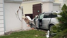 Jonavoje automobilis rėžėsi į kra&scaron;to muziejaus sieną