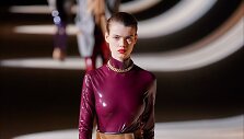 &bdquo;Saint Laurent&ldquo; 2020&ndash;2021 m. rudens ir žiemos kolekcijos modelis