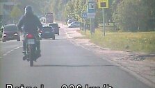 Užfiksuotas pažeidėjas prie mopedo vairo