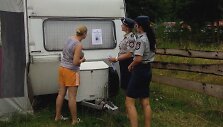 Palangos policininkės platina įspėjimus poilsiautojams, kad saugotų turtą