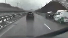 Islandijos pl., ant A.Me&scaron;kinio tilto per Neries upę ant atitvarų pakibęs automobilis