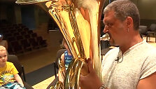 LVSO muzikantas supažindina vaikus su tūba