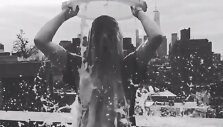 Olivia Wilde apsipylė motinos pienu