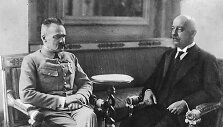  Lenkijos kariuomenės vadas mar&scaron;alas Juzefas Pilsudskis ir pirmasis Lenkijos prezidentas Gabrielius Narutavičius. Fotografija i&scaron; leidinio Panteon Polski, 1927 m., Nr. 28, p. 1