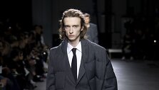 &bdquo;Dries Van Noten&ldquo; 2019&ndash;2020 m. rudens ir žiemos kolekcijos modelis