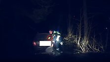 Sulaikymo operacijos momentas: pareigūno rankoje laikomas elektro&scaron;okas po akimirkos bus panaudotas.