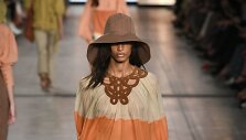 &bdquo;Alberta Ferretti&ldquo; 2020 m. pavasario ir vasaros kolekcijos modelis