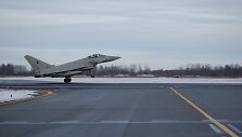 Į &Scaron;iaulius atskrido du Italijos karinių oro pajėgų naikintuvai &bdquo;Eurofighter Typhoon&ldquo; ir degalų papildymo lėktuvas &bdquo;Boeing KC-767A&ldquo;