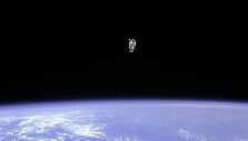 Bruce'as Mccandlessas laisvai skrajoja kosmose