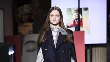 &bdquo;Miu Miu&ldquo; 2019&ndash;2020 m. rudens ir žiemos kolekcijos modelis