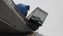 Vilkiko avarija ties Bubiais &ndash; pakibo ant viaduko
