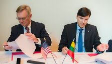 ISM University president Nerijus Pačėsa and IIT president John L Anderson