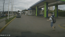 Vaikas i&scaron;bėgo prie&scaron; automobilį
