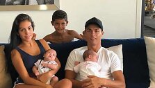Cristiano Ronaldo su nė&scaron;čia drauge Georgina Rodriguez, sūnumi Cristiano jaunesniuoju ir dvynukais Eva ir Mateo