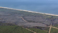Kur&scaron;ių nerija atsikvėpė &ndash; per kelias valandas beveik 70 hektarų pusiasalio mi&scaron;kų nusiaubęs gaisras numal&scaron;intas.