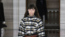 &bdquo;Victoria Beckham&ldquo; 2020&ndash;2021 m. rudens ir žiemos kolekcijos modelis