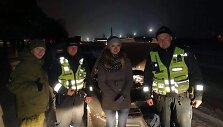 Dėkinga vairuotoja ir jai padėję policijos pareigūnai