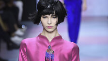 &bdquo;Giorgio Armani Priv&eacute;&ldquo; 2020 m. pavasario ir vasaros kolekcijos modelis