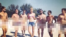 Toni Garrn su nuogais vyrais