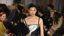 &bdquo;Proenza Schouler&ldquo; 2020&ndash;2021 m. rudens ir žiemos kolekcijos modelis