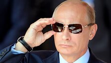 Vladimiras Putinas taisosi akinius nuo saulės žiūrėdamas lakūnų pasirodymą