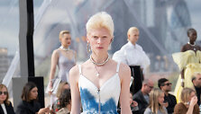 &bdquo;Alexander McQueen&ldquo; 2022 m. pavasario ir vasaros kolekcijos modelis