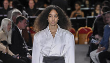 &bdquo;MM6 Maison Margiela&ldquo; 2023 m. pavasario ir vasaros kolekcijos modelis