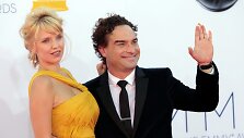 Johnny Galecki ir Kelli Garner