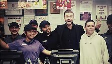 Justinas Timberlake'as &bdquo;Taco Bell&ldquo; užkandinėje