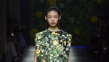 &bdquo;Christopher Kane&ldquo; 2020 m. pavasario ir vasaros kolekcijos modelis