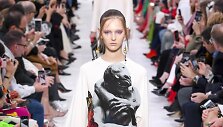 &bdquo;Valentino&ldquo; 2019&ndash;2020 m. rudens ir žiemos kolekcijos modelis