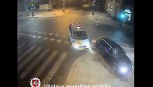 Po susidūrimo ma&scaron;inos užlėkė ant &scaron;aligatvio, tačiau pėsčiųjų vėlyvu metu ten nebuvo.