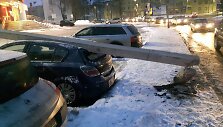 Kaune &bdquo;VW Polo&ldquo; įsirėžus į stulpą, &scaron;is užgriuvo ant stovėjusio &bdquo;Opel&ldquo;
