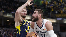 Domantas Sabonis prie&scaron; Joną Valančiūną
