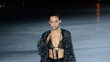 &bdquo;Saint Laurent&ldquo; 2018 m. pavasario ir vasaros kolekcijos modelis