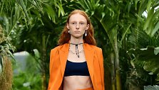 &bdquo;Jason Wu&ldquo; 2021 m. pavasario ir vasaros kolekcijos modelis