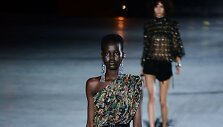 &bdquo;Saint Laurent&ldquo; 2018 m. pavasario ir vasaros kolekcijos modelis