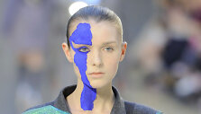 &bdquo;Maison Margiela&ldquo; 2015 m. auk&scaron;tosios mados kolekcijos modelis