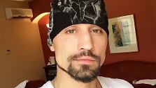 Dima Bilanas su Jurgitos Jurkutės dovanota kepure
