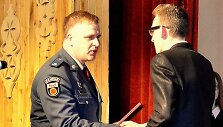 Ramučių gimnazijos mokinį Viktorą Jermolovą sveikina komisaras E.Meižys.