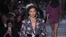 &bdquo;Isabel Marant&ldquo; 2020 m. pavasario ir vasaros kolekcija: Irina Shayk