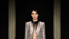&bdquo;Giorgio Armani Priv&eacute;&ldquo; 2021 m. pavasario ir vasaros auk&scaron;tosios mados kolekcijos modelis