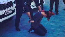 Surežisuota nuotrauka, kurioje Lily Allen surakintomis rankomis, užtraukė nemalonumų Australijos policininkui