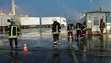 Incidentas perkėloje &ndash; važiuodamas į keltą vilkikas užkliuvo už stulpelio, pradūrė kuro baką